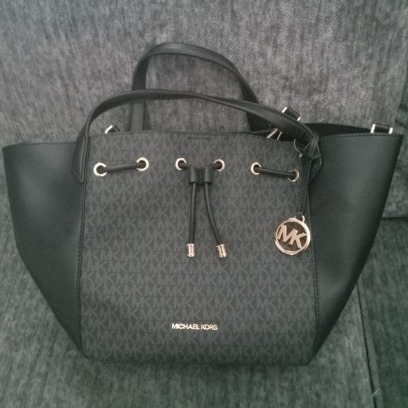 Michael Kors Phoebe Large two tone logo Bucket Bag - Picture 1 of 6